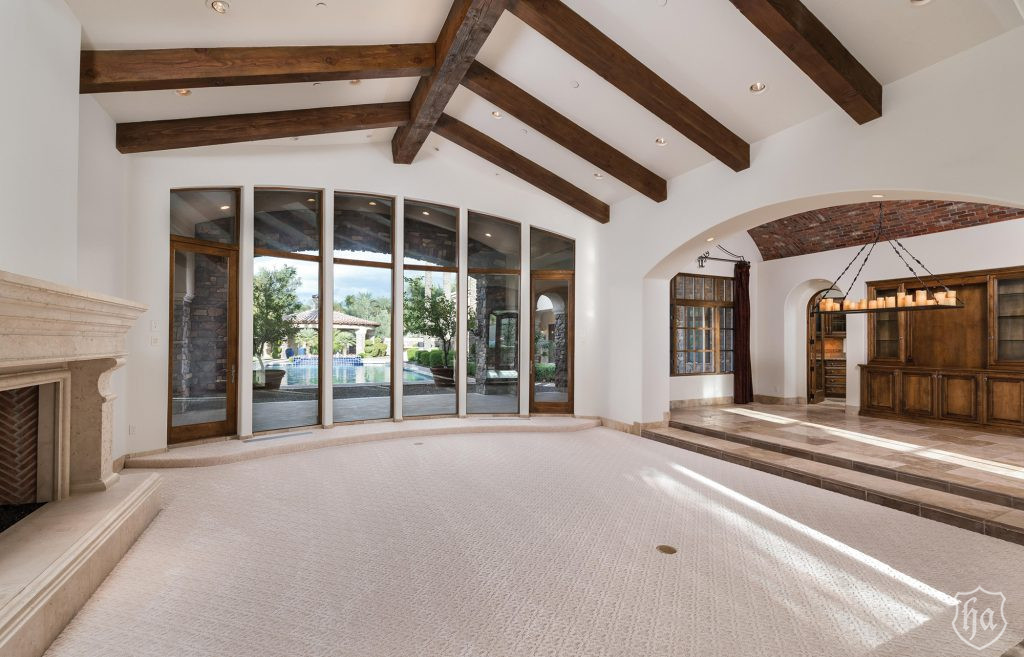 6390_East_Royal_Palm_Road_Paradise_Valley_AZ_Living_Room