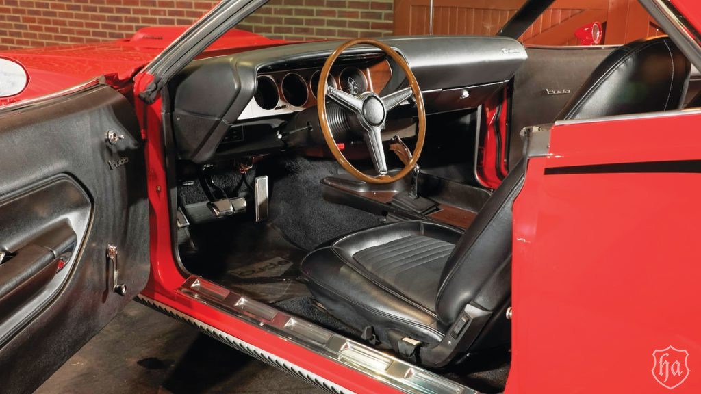 Mecum_Auctions_Glendale_2019_HEMI_Cuda_interior