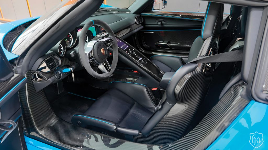 mecum_auctions_glendale_2020_2015_Porsche_918_Spyder_Weissach_inteiror