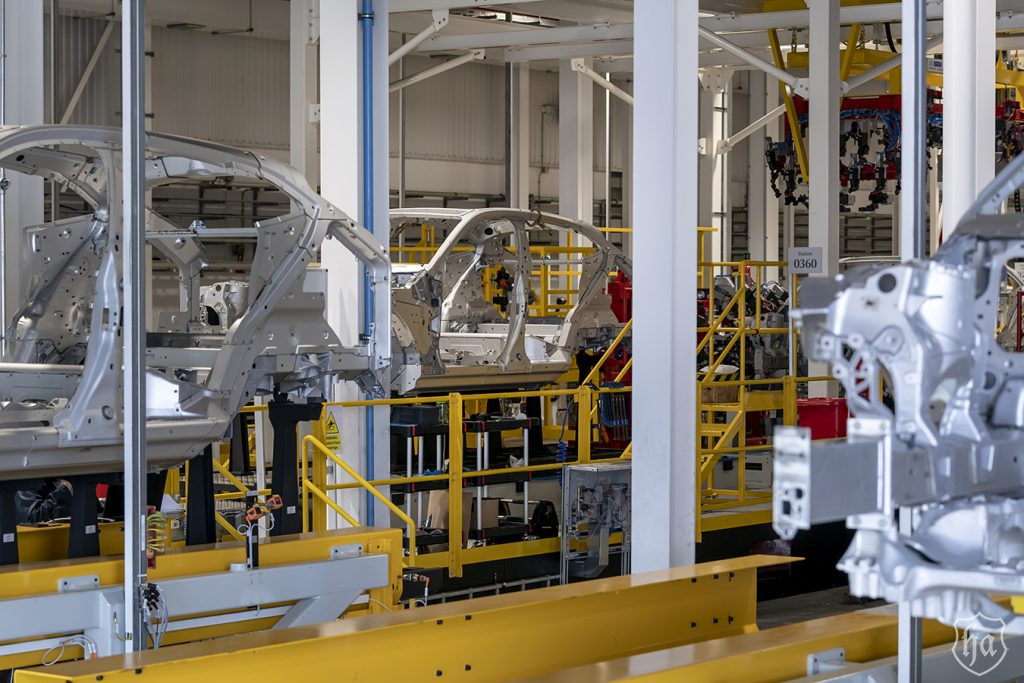 Aston_Martin_DBX_production_line_1