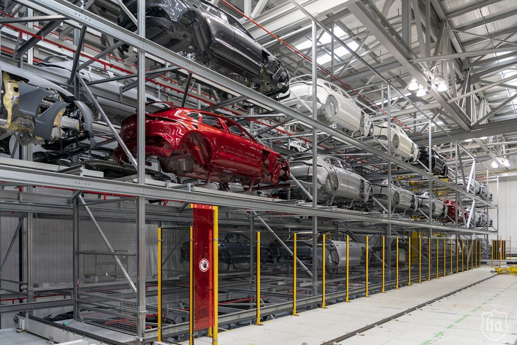 Aston_Martin_DBX_production_line_12