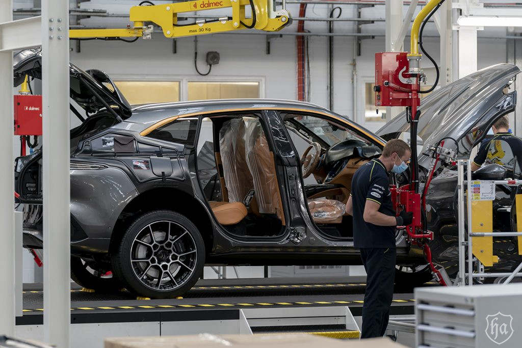 Aston_Martin_DBX_production_line_3