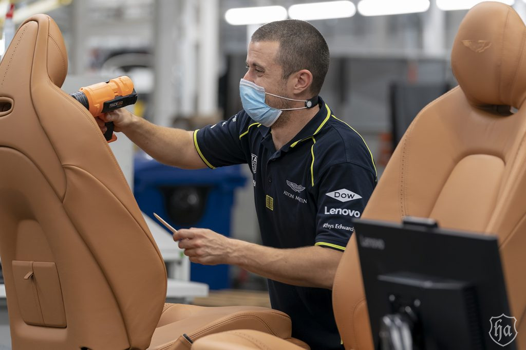 Aston_Martin_DBX_production_line_4