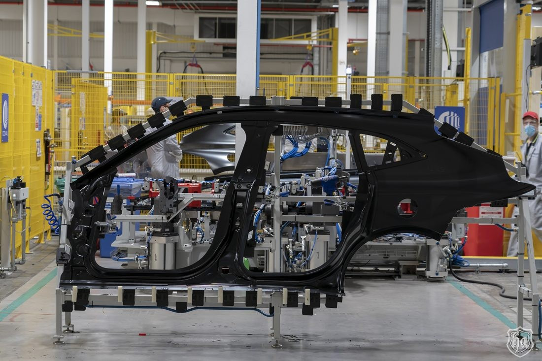 Aston_Martin_DBX_production_line_5