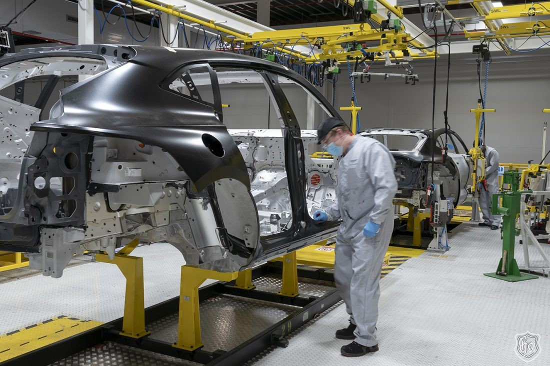 Aston_Martin_DBX_production_line_6