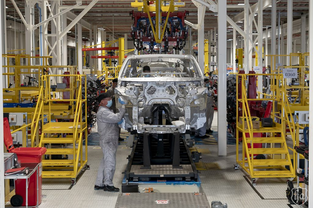 Aston_Martin_DBX_production_line_7