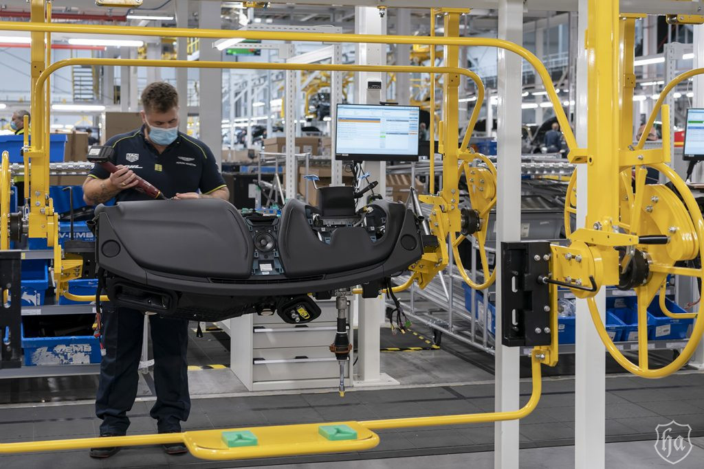 Aston_Martin_DBX_production_line_8