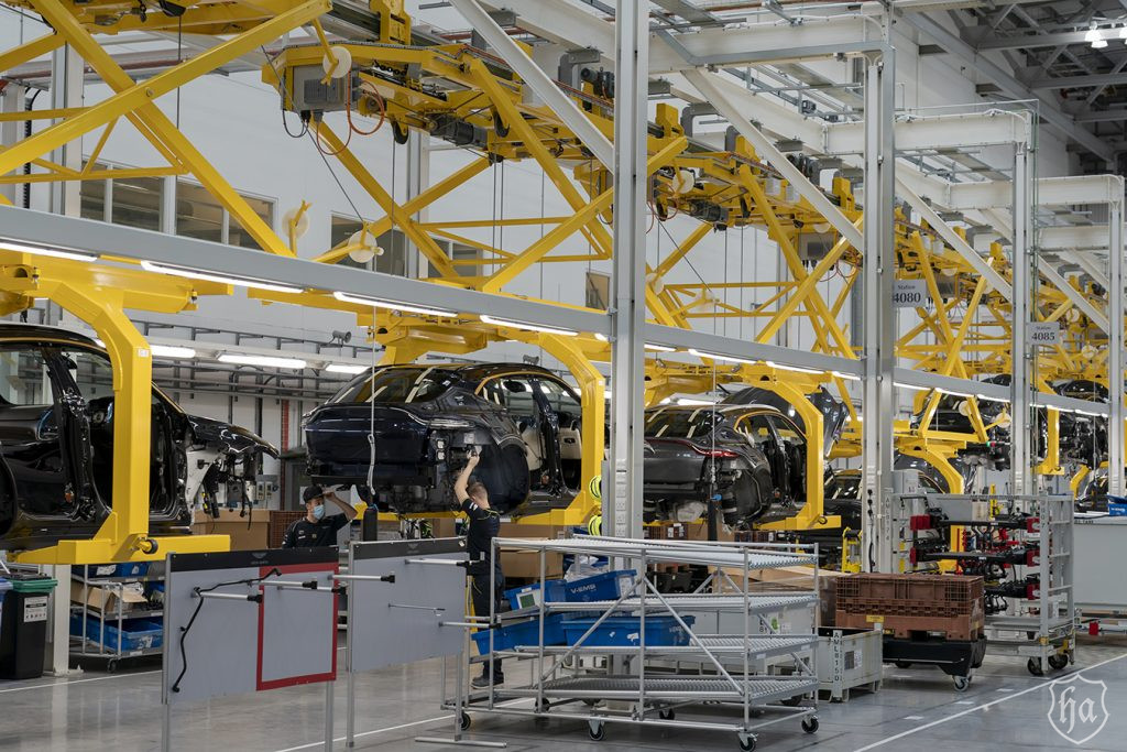 Aston_Martin_DBX_production_line_9