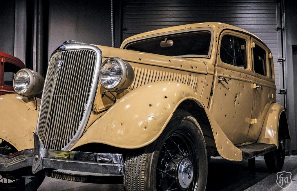 1934-Ford-V8-Bonnie-and-Clyde