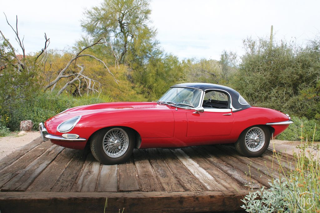 Terry_Larsons_1967_Jaguar_roadster_covered_headlamp