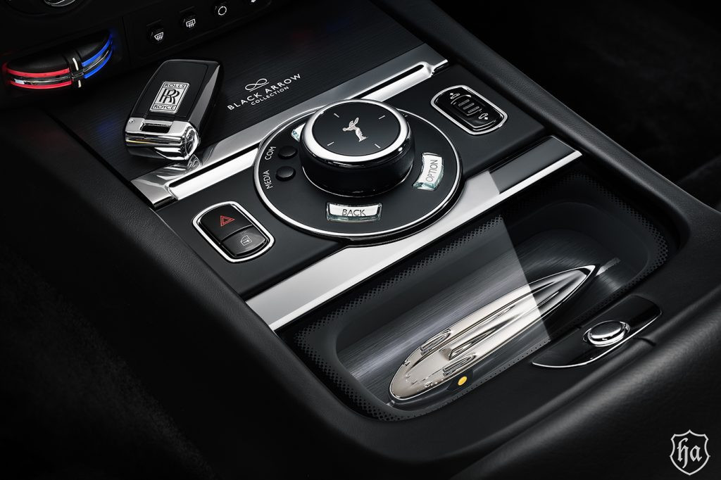 Rolls-Royce-Black-Badge-Wraith-Black-Arrow-key
