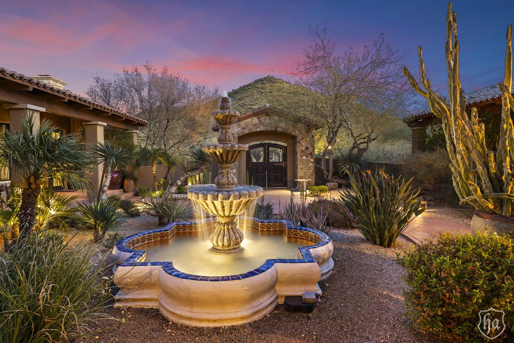 10769-East-Pinnacle-Peak-Road-Courtyard
