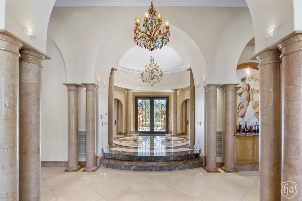 7292-Exotic-Garden-Dr-Cambria-CA-93428-Foyer