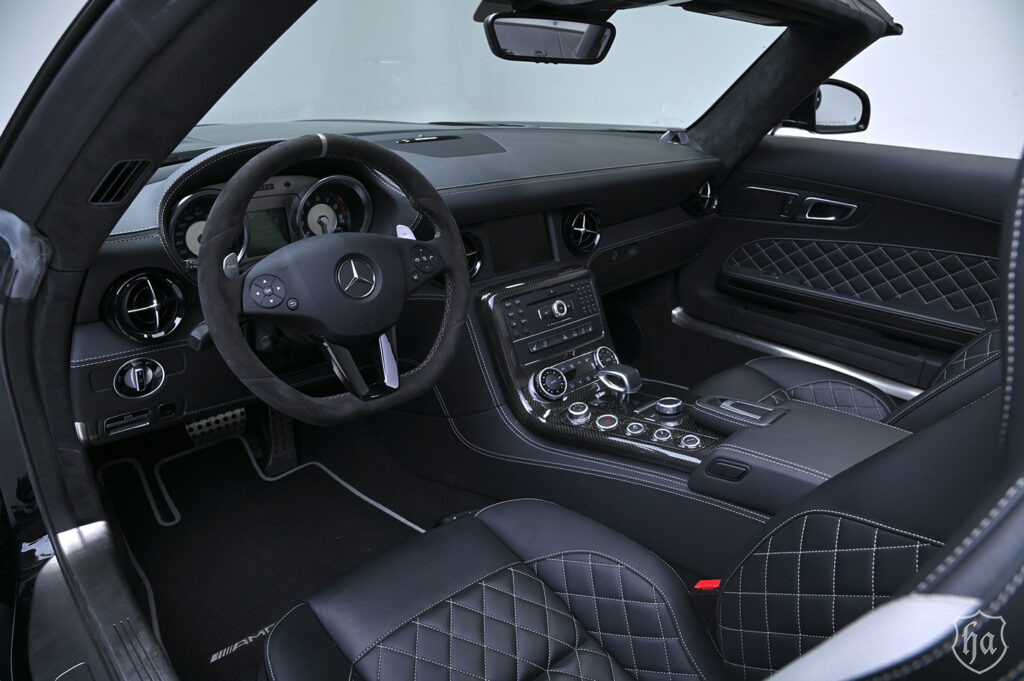 2015-Mercedes-Benz-SLS-AMG-GT-Roadster-Final-Edition-Interior