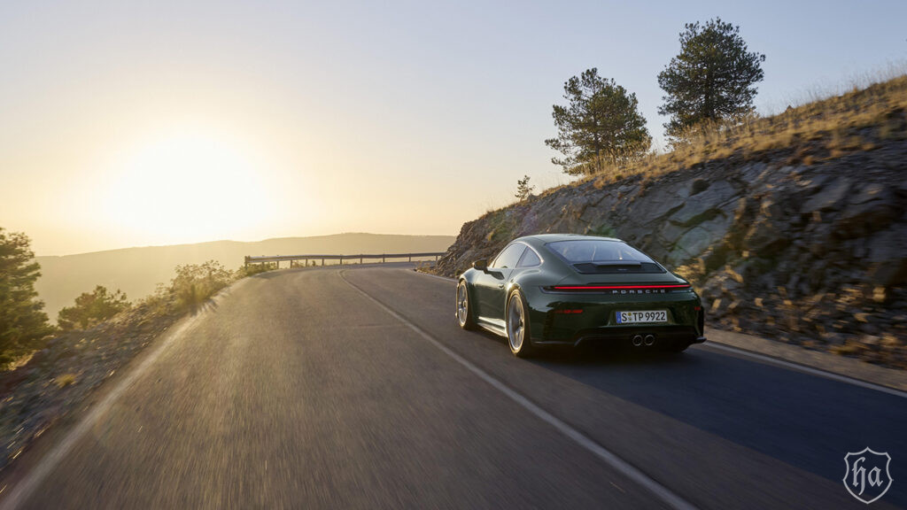 2025-Porsche-911-GT3-Touring-2