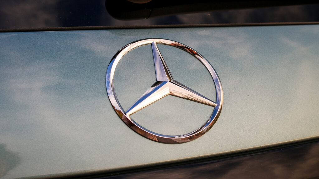 2025-Mercedes-Benz-GLC-350e-14