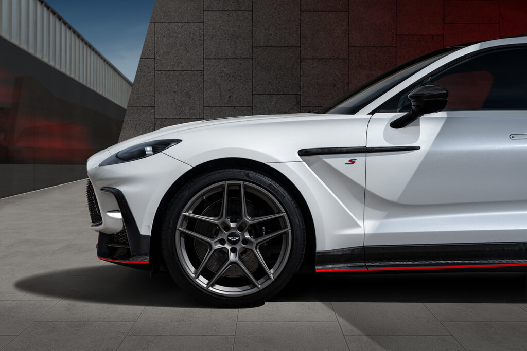 Aston-Martin-DBX-S_7