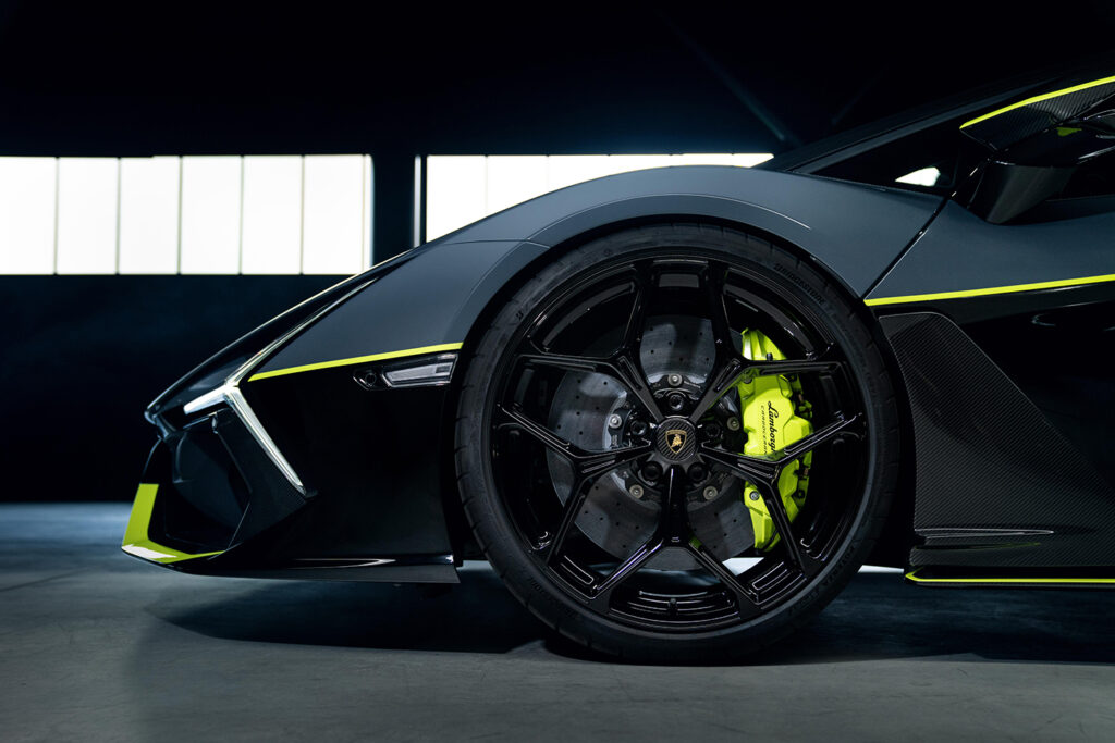 Lamborghini-Revuelto-Ducati_1