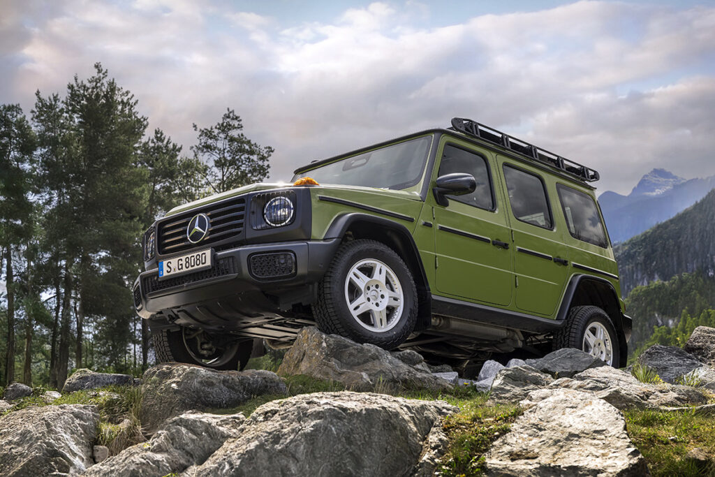 Mercedes-Benz G-Klasse Edition STRONGER THAN THE 1980sMANUFAKTUR agavengrün uni; Sitzpolster mit taubengrauem Stoff // Mercedes-Benz G-Class Edition STRONGER THAN THE 1980sMANUFAKTUR agave green solid; Seat upholstery in dove grey fabric
