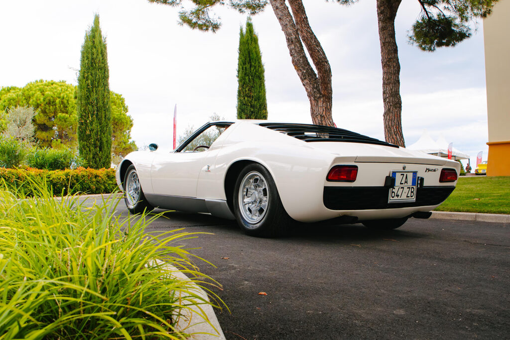 lamborghini-miura-the-first-supercar-in-history1