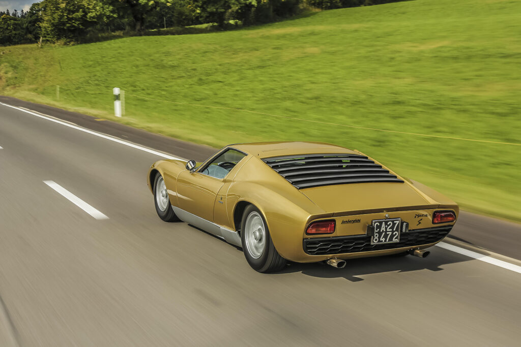 lamborghini-miura-the-first-supercar-in-history10