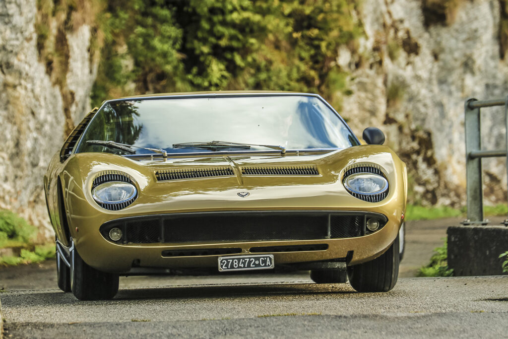 lamborghini-miura-the-first-supercar-in-history12