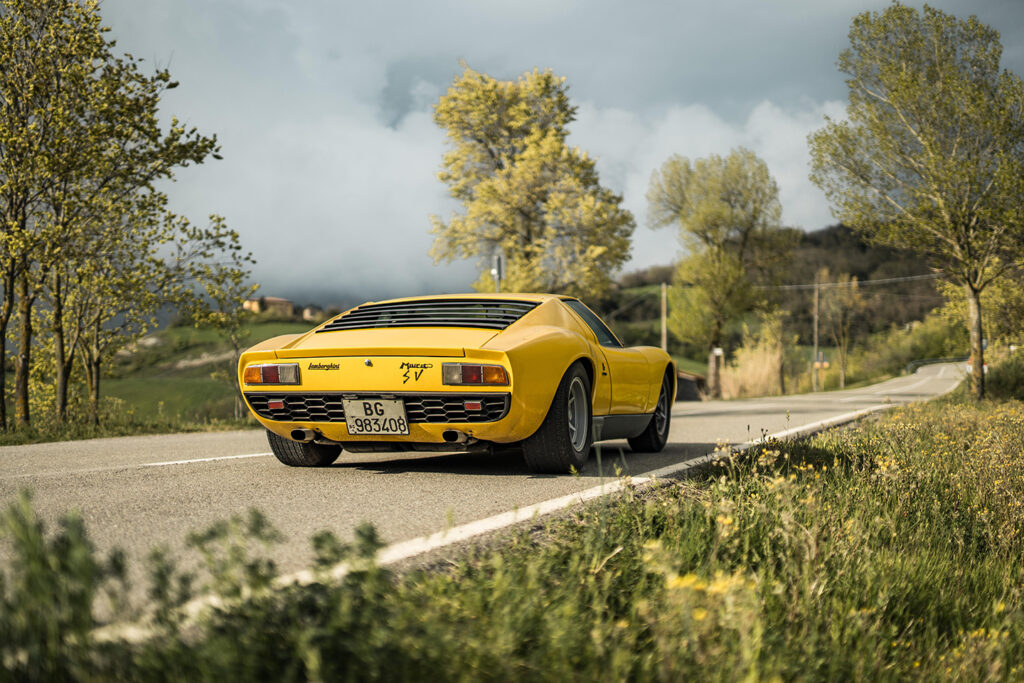 lamborghini-miura-the-first-supercar-in-history19