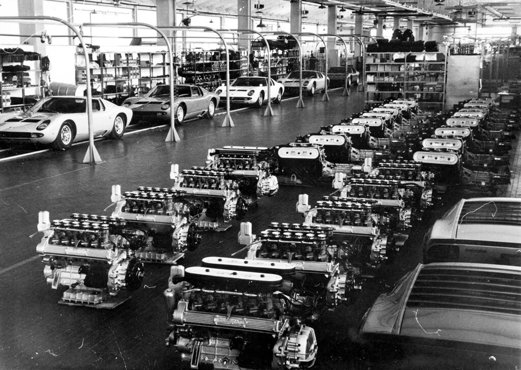 lamborghini-miura-the-first-supercar-in-history2