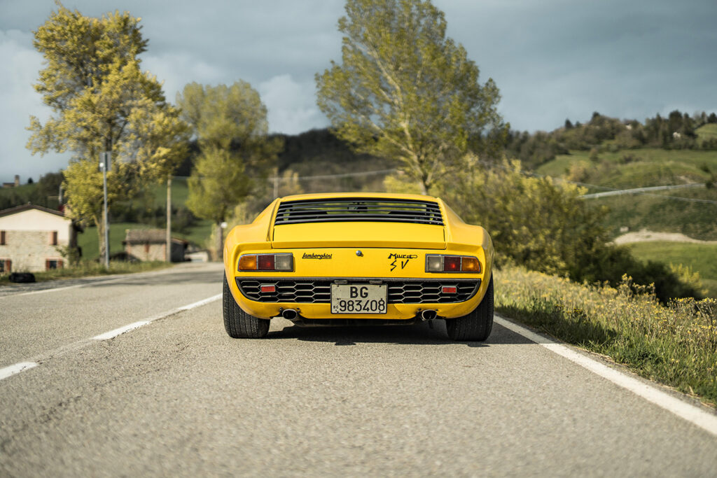 lamborghini-miura-the-first-supercar-in-history20