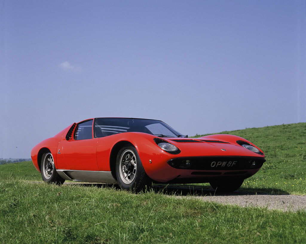 lamborghini-miura-the-first-supercar-in-history21