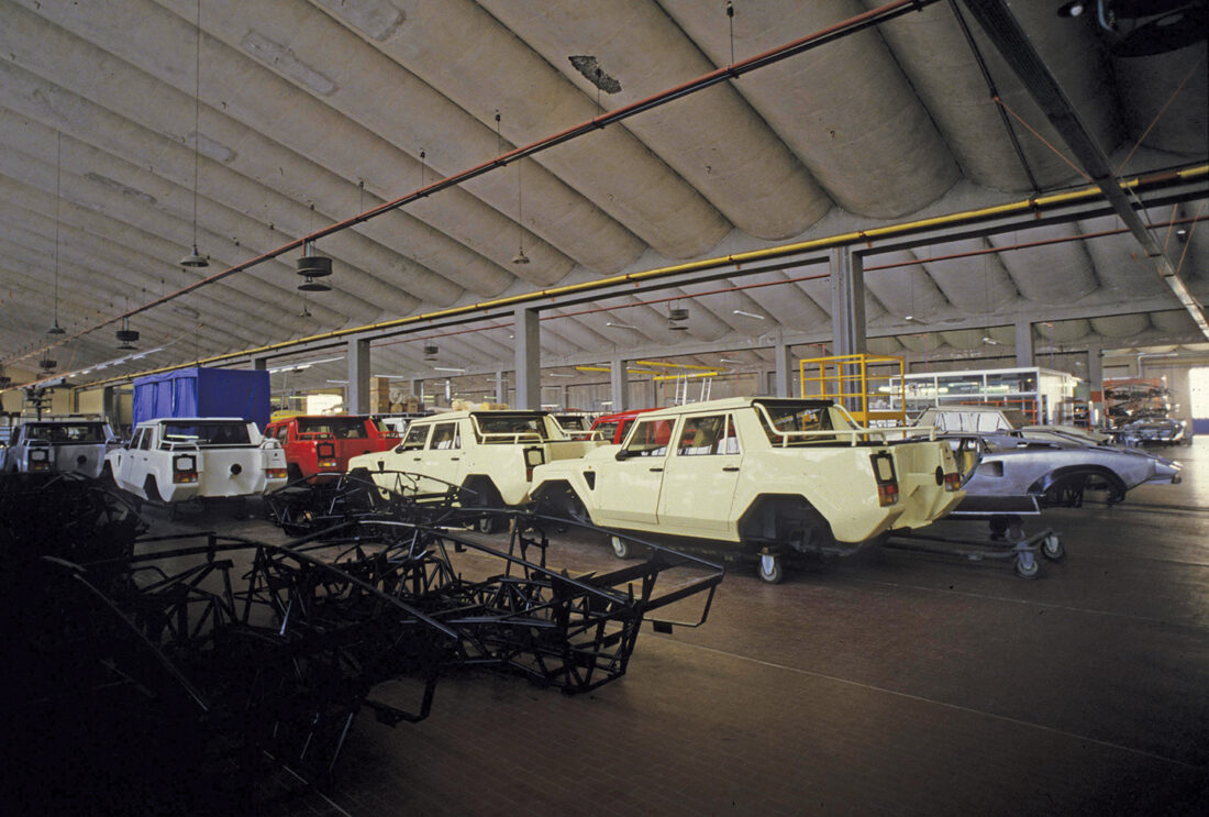 Lamborghini-LM002-Factory_4