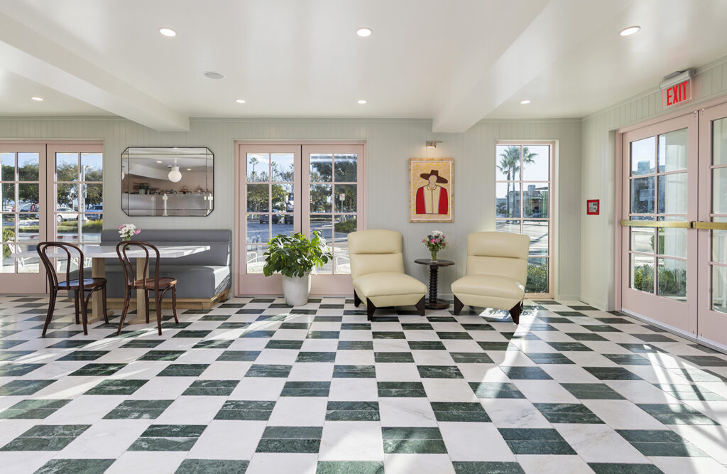 Bay-Shores-Peninsula-Hotel-Newport-Beach-CA-Lobby_2